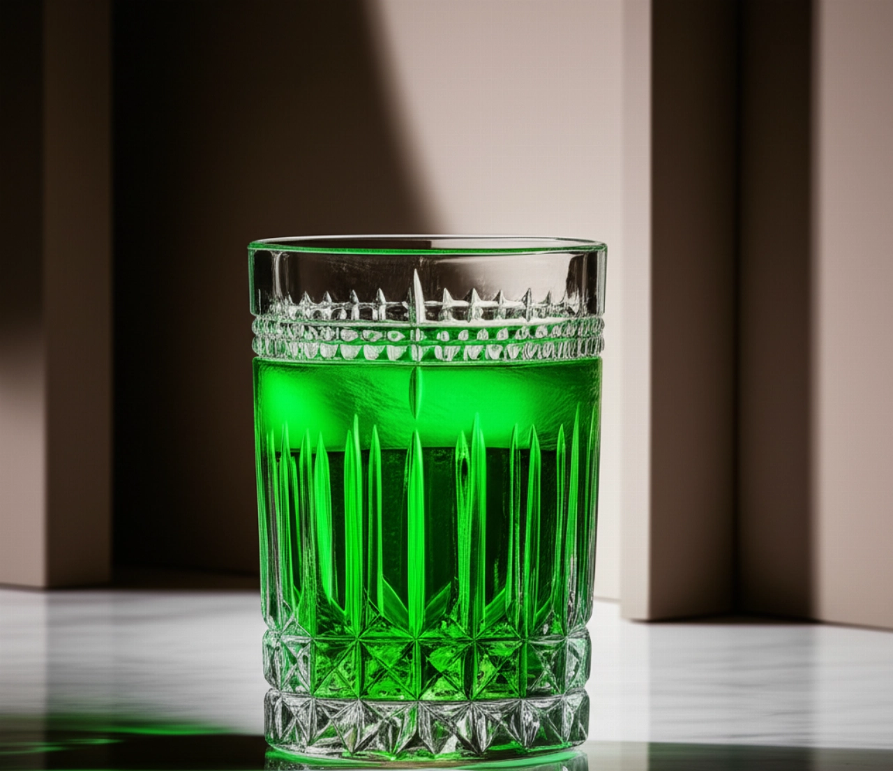 Still life iperrealistico di uno Spritz Verde in un bicchiere elegante su una superficie di marmo, illuminato da luci e ombre drammatiche.